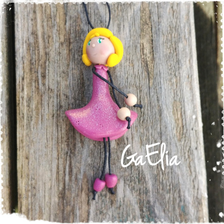 Collier petite fille - Blondinette avec sa jolie robe rose : Création par GaElia | Bijou en fimo, Miniature en argile polymère,