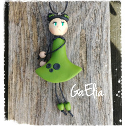 Collier petite poupée en fimo - Cheveux noir et Robe vert avocat : Création par GaElia | Bijou en fimo, Miniature en argile poly