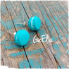 Puces d'oreilles mini macarons turquoise en argile, éclatantes.