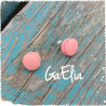 Puces d'oreilles mini macarons corail fimo - Bijou coloré gourmand