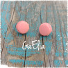 Puces d'oreilles mini macarons corail en argile fimo.