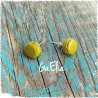 Puces d'oreilles mini macarons verts en argile, originales.