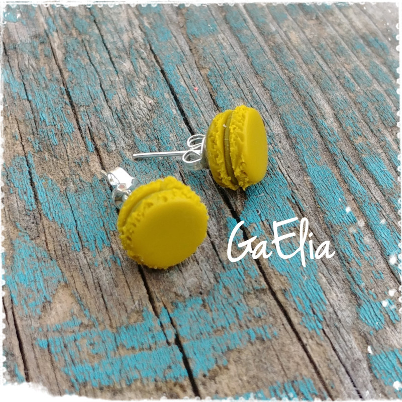 Boucles d'oreilles mini macarons vert avocat en argile.