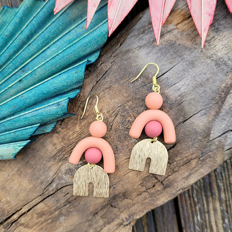 Boucles d'oreilles totem en laiton et argile, chic et modernes.