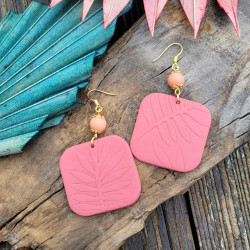 Boucles d'oreilles carrées en argile, design tropical et punchy.