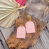 Boucles d'oreilles en argile polymère rose, fabriquées à la main pour un style chic et léger.