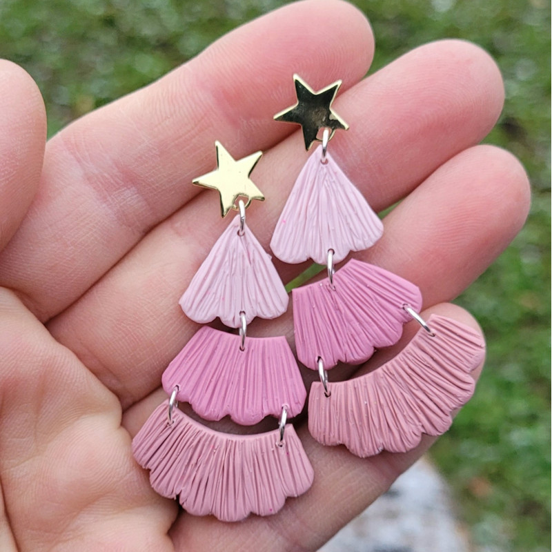 Boucles d'oreilles en forme de sapin de Noël, réalisées à la main en argile polymère, idéales pour Noël.