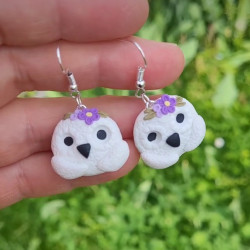 Boucles d’oreille bohème avec petite fleur mauve représentent un chouette blanche.