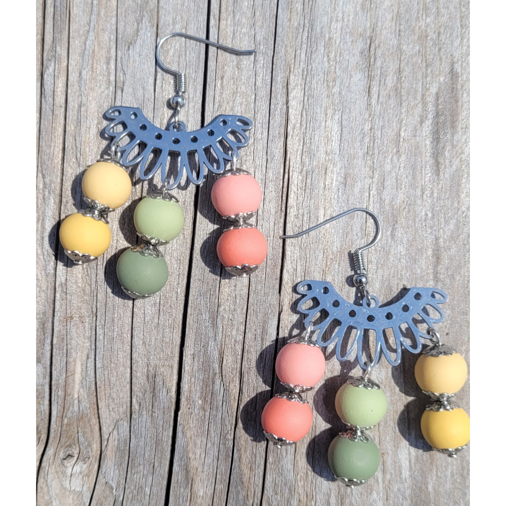 Boucles d'oreilles pendantes fantaisie en fimo multicolore et acier inoxydable.