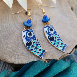 Ces boucles d'oreilles artisanales avec un pendentif poisson Koinobori en émail bleu et perles en verre.