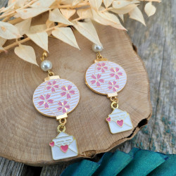 Boucles d'oreilles lanternes Sakura dorées avec perle nacrée et pendentif lettre d'amour, design floral élégant sur fond blanc