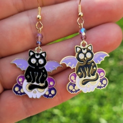 Boucles d'oreilles chat ailé doré avec crâne et ailes violettes - Bijoux gothiques et enchanteurs