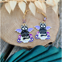 Boucles d'oreilles chat ailé doré avec crâne et ailes violettes - Bijoux gothiques et enchanteurs