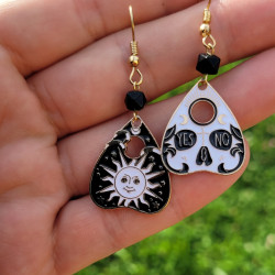 Boucles d'oreilles planchette dorées avec motifs soleil, lune et cristaux noirs - Bijoux divinatoires et mystiques