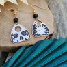 Boucles d'oreilles planchette divinatoire avec motifs soleil, lune et perles de cristal noir, design ésotérique en métal doré.