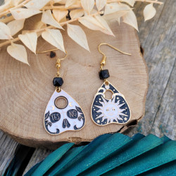 Boucles d'oreilles planchette dorées avec motifs soleil, lune et cristaux noirs - Bijoux divinatoires et mystiques