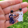 Boucles d'oreilles chats blanc et noir avec perles en fimo - Bijoux mystiques et élégants