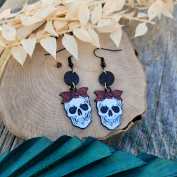 Boucles d'oreilles crâne avec nœud rouge et perles noires - Bijoux gothiques et rock en métal noir