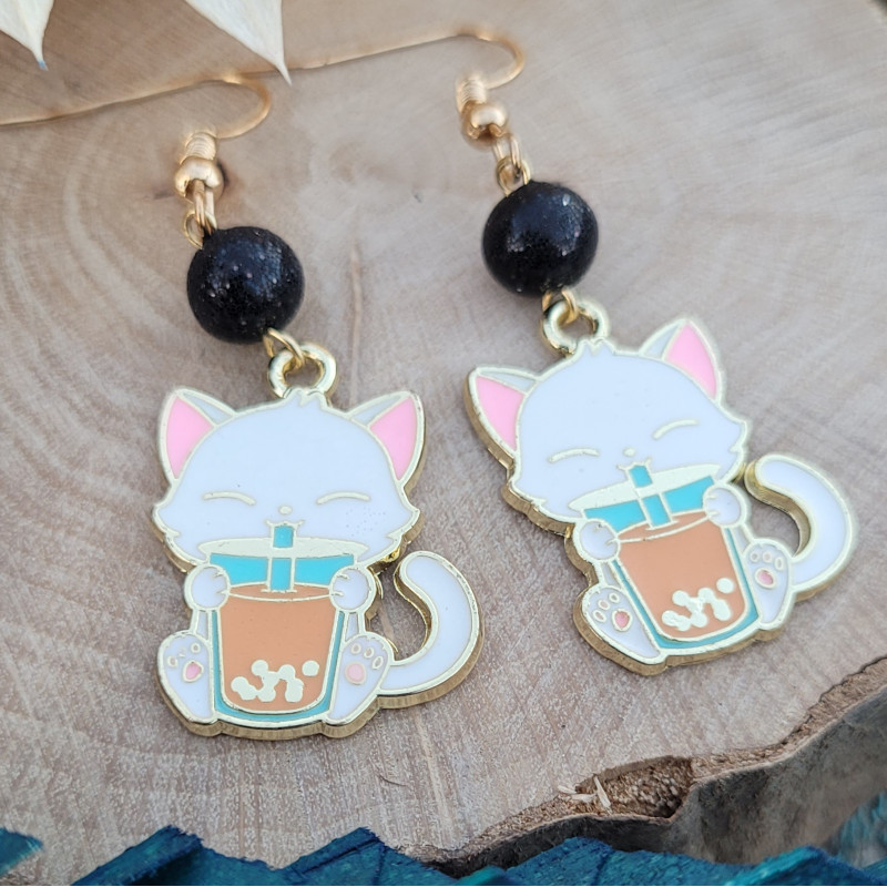 Boucles d'oreilles "Petit chat avec son Bubble Tea" et perles en argile polymère Fimo de GaElia.