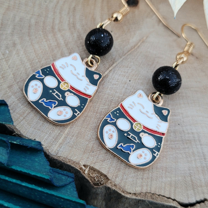 Boucles d'oreilles "Maneki-neko nocturne" avec perles en Fimo pailletée