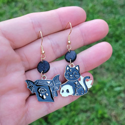 Boucles d'oreilles chat noir et livre magique avec perle en argile polymère