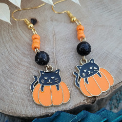 Boucles d'oreilles chat noir dans une citrouille avec perle en argile polymère faite à la main.