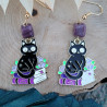 Boucles d'oreilles chat noir et livres avec perle en verre violet, parfaites pour un look mystique et littéraire.