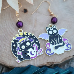 Boucles d'oreilles chat sorcier et chauve-souris avec perle en verre violet, un design mystique et original.