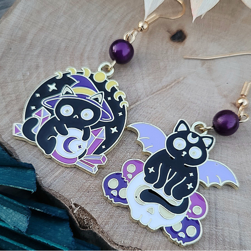 Boucles d'oreilles chat sorcier et chauve-souris avec perle en verre violet, un design mystique et original.