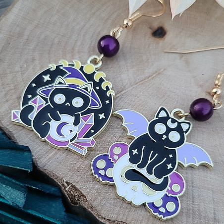 Boucles d'oreilles chat sorcier et chauve-souris avec perle en verre violet, un design mystique et original.