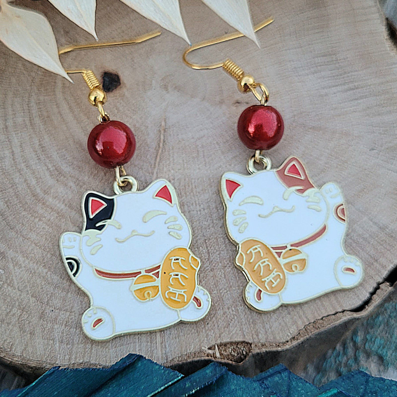 Boucles d'oreilles Maneki Neko avec perle rouge, charmant porte-bonheur à porter tous les jours.