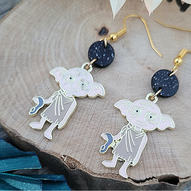 Boucles d'oreilles en argile polymère avec dobby personnage mignon, fait main.