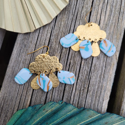 Boucles d’oreilles en laiton martelé et argile marbrée, inspirées des nuages et des cieux d’été.