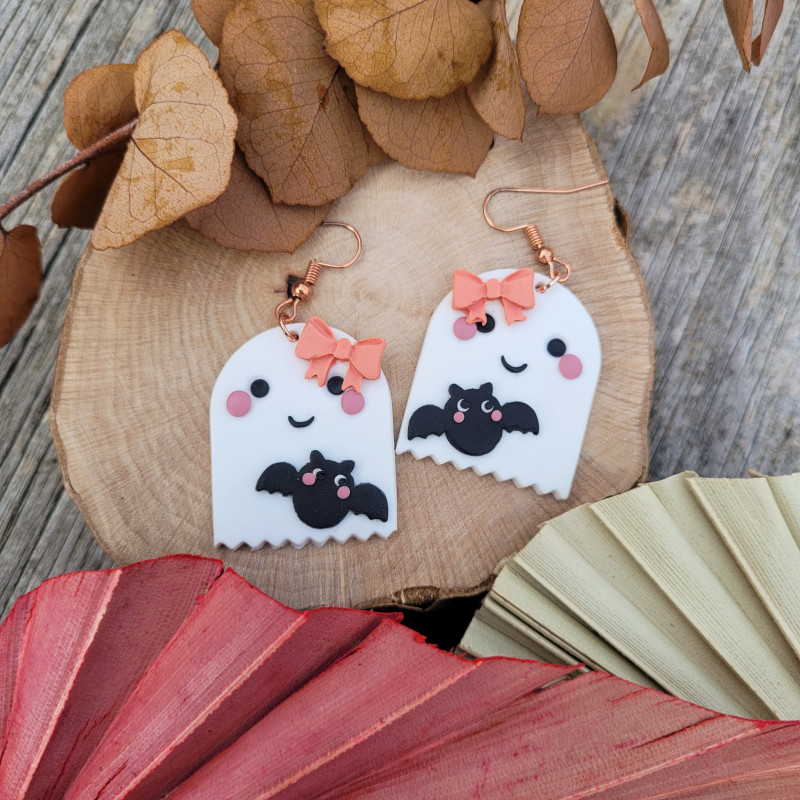 Boucles d'oreilles fantôme rigolo avec chauve-souris, 100 % polymère, fait main et prêtes à hanter Halloween avec mignonnerie !