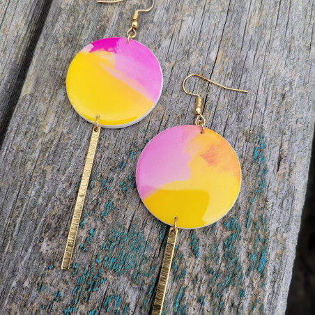 Boucles d'oreilles pendantes en argile polymère, avec des nuances de rose et de jaune, ornées d’une barre en laiton doré.