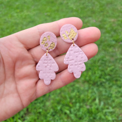 Boucles d’Oreilles Légères Rose et Or en Argile Polymère