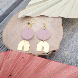 Boucles d’Oreilles Géométriques Vieux Rose et Doré en Argile