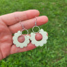 Boucles d’Oreilles Fleur Vert Menthe et Anneau Argenté en Argile