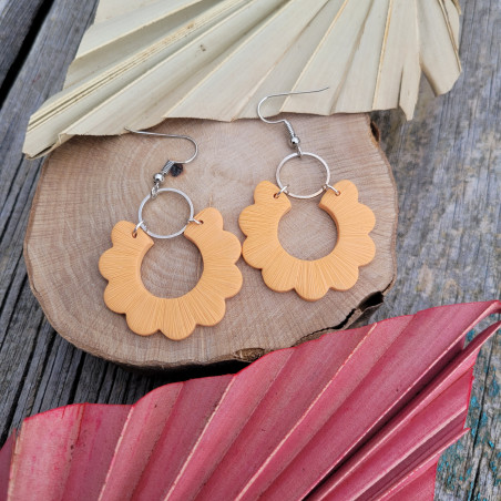 Boucles d'oreilles orange pêche en forme de fleur avec anneaux.