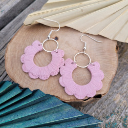 Boucles d’oreilles rose bonbon avec anneaux argentés.