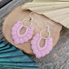 Boucles d'oreilles macramé en argile rose avec anneaux argentés.