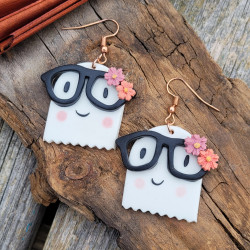 oucles d’oreilles Petit Fantôme Geek en argile polymère avec lunettes et fleurs, fait main.