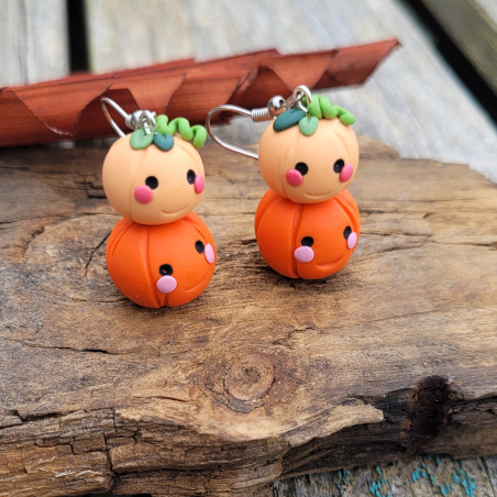 Des boucles d'oreilles citrouilles trop mignonnes qui sourient.