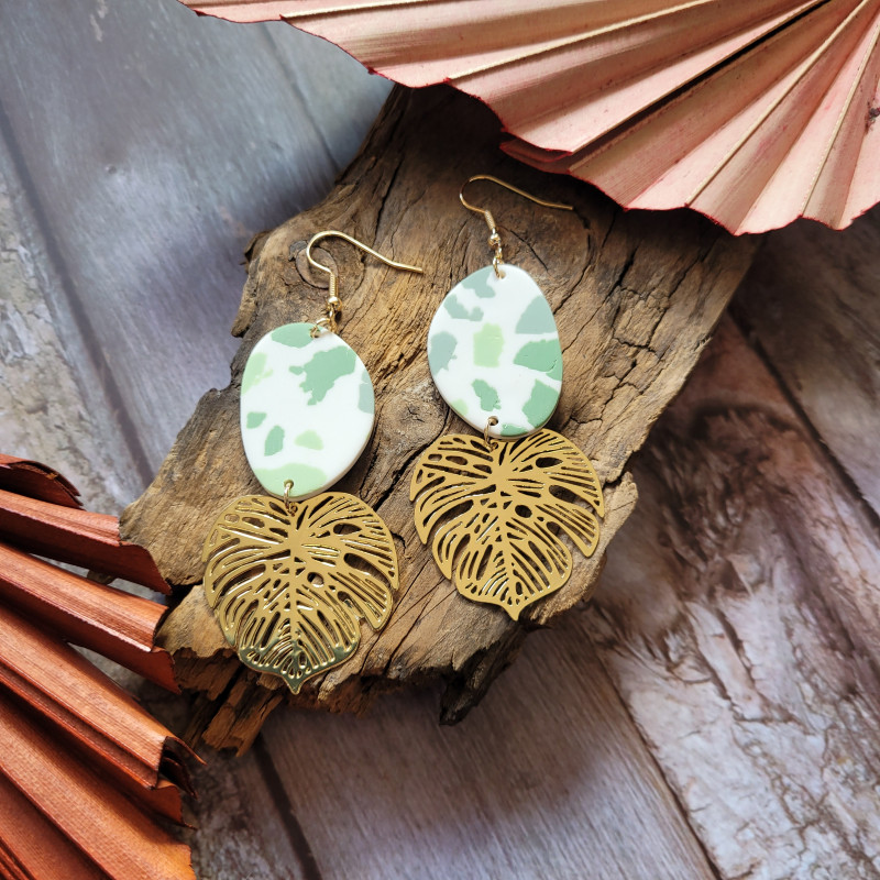 Boucles d'oreilles vert sauge et feuille dorée en acier inoxydable .