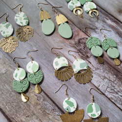 Boucles chic vert sauge | Éventail en laiton raffiné