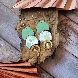 Boucles d'oreilles vert sauge avec pampille lune et feuille.