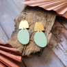 Boucles d'oreilles pendantes de couleur vert sauge or martelé.
