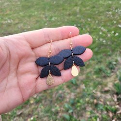 Boucles noires feuille et goutte dorée – Bijou Fimo chic