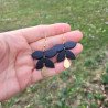 Boucles noires feuille et goutte dorée – Bijou Fimo chic