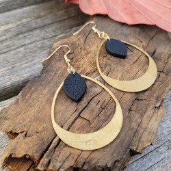 Boucles d’oreilles dorées forme goutte et perle noire en argile Fimo